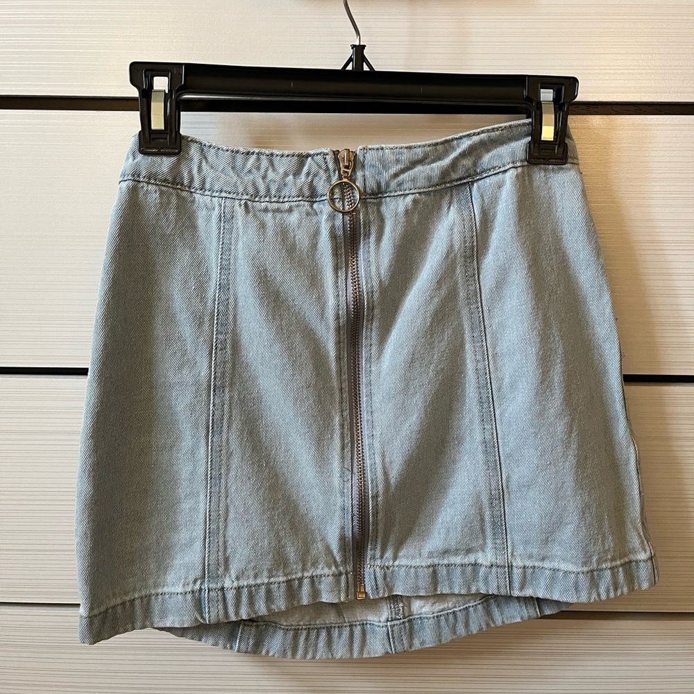 Forever 21 light denim jean skirt front zipper detail